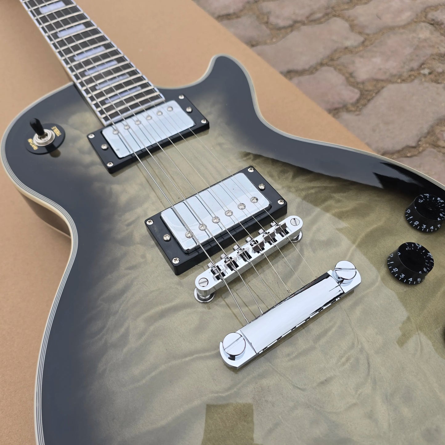 Electric Guitar With Solid Mahogany Body And Rosewood Fingerboard