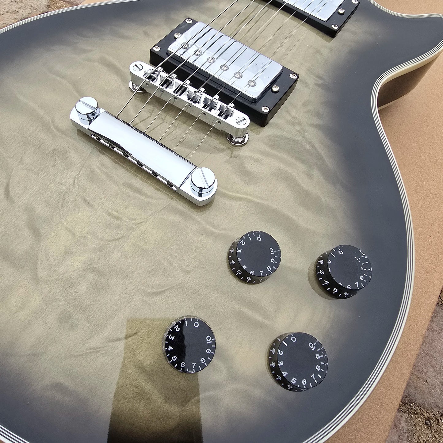 Electric Guitar With Solid Mahogany Body And Rosewood Fingerboard
